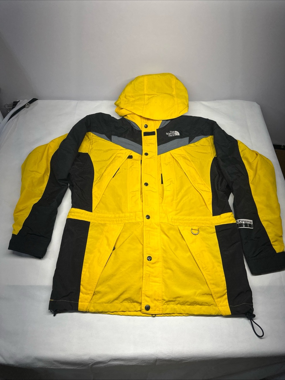 The North Face Men's Yellow and Black Hooded Ski Jacket 90s vintage (no in zip)
